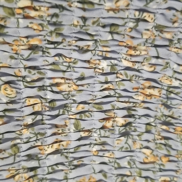 💕ASTR THE LABEL💕 Smocked Floral Print Top ~ Blue Peach Floral Medium M NWT - Picture 7 of 11